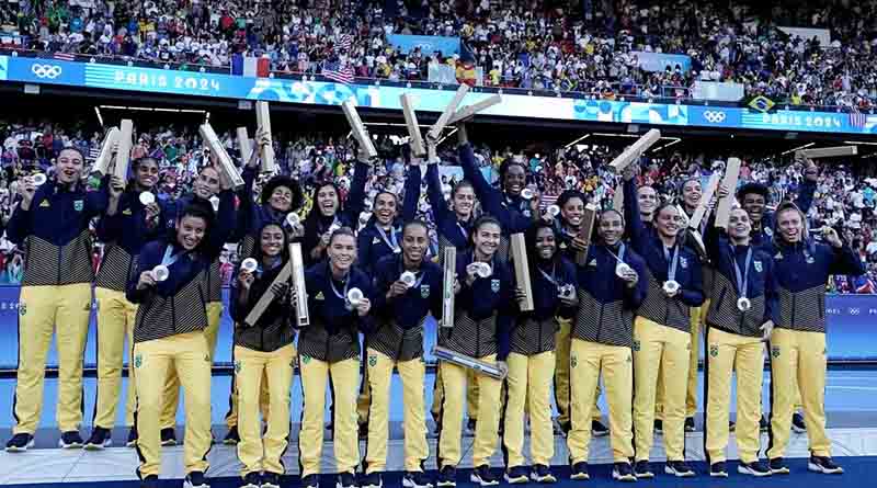 Brasil é prata no futebol feminino após revés contra EUA na final