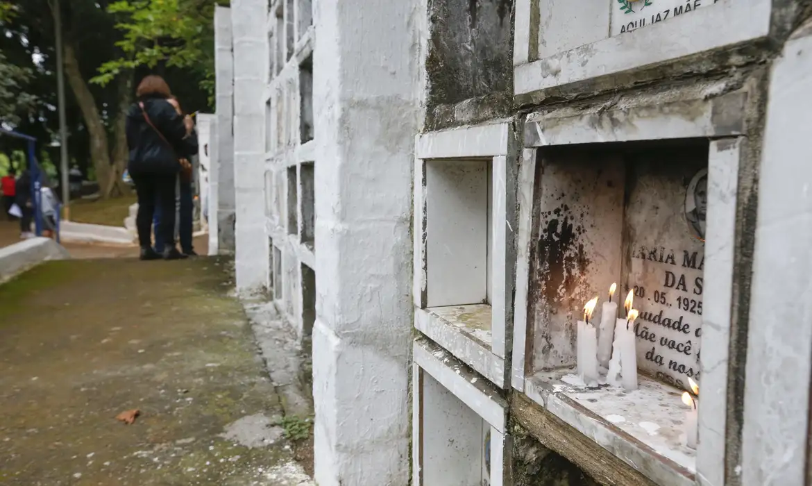 Vereadores de SP defendem extinção de concessão de cemitérios