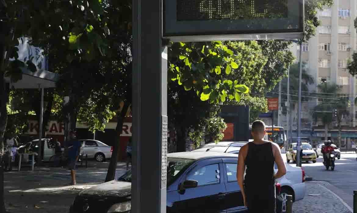 Carnaval deve ser de calor forte e pouca chuva na maior parte do país