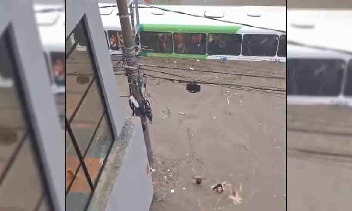 Passageiros de ônibus saem nadando na enchentes.