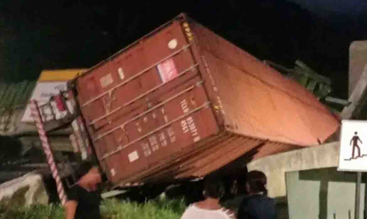 Caminhão bate em passarela e interdita Rodovia Anchieta, em Cubatão