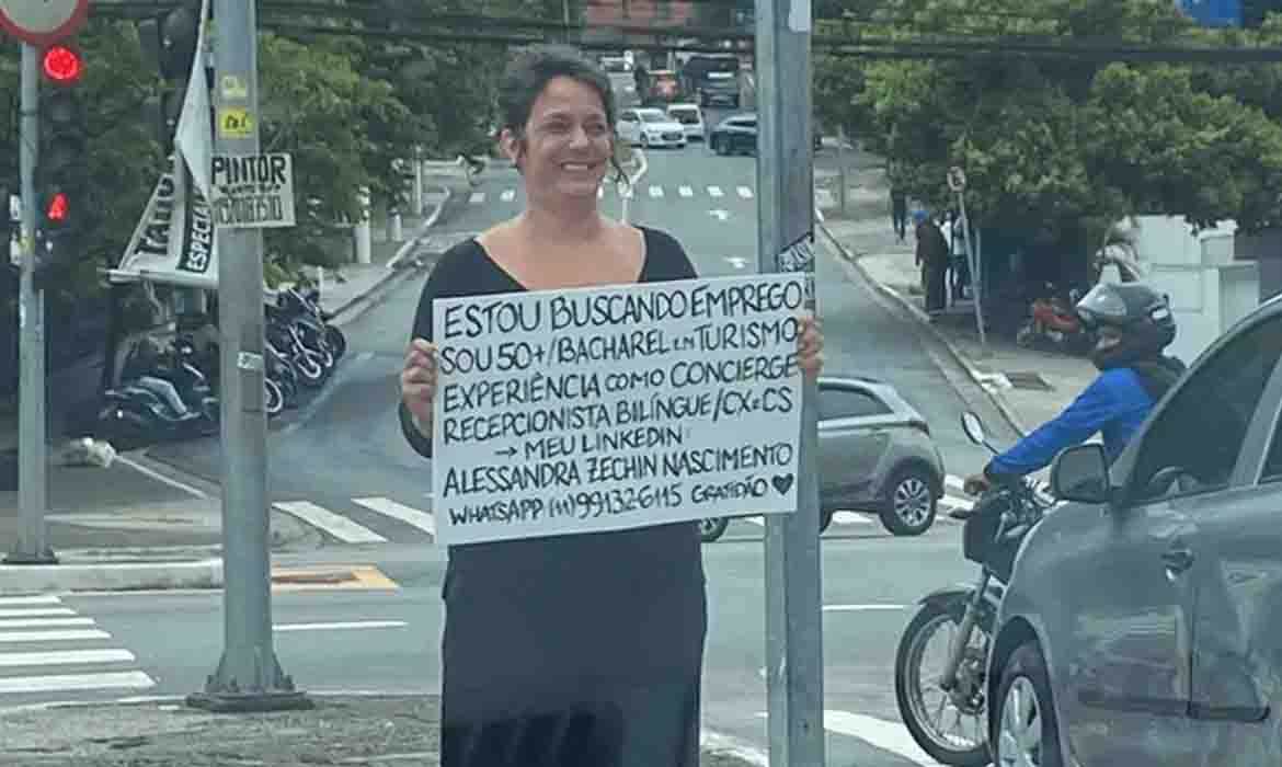 Bilíngue e graduada, mulher recorre ao farol para procurar emprego.